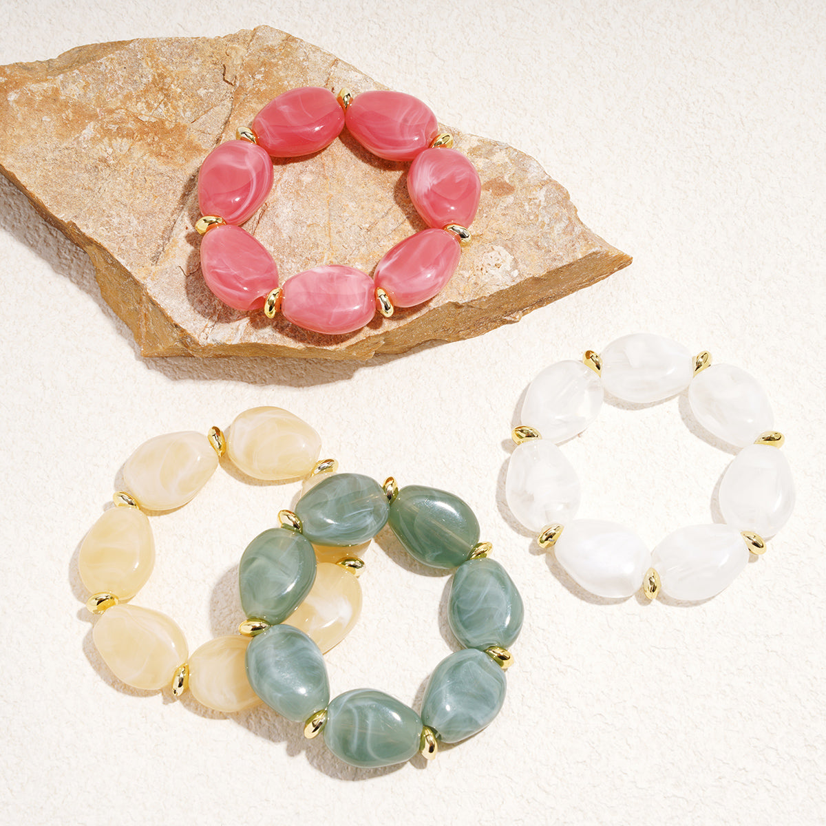 Onregelmatig gevormde acryl kralen armband