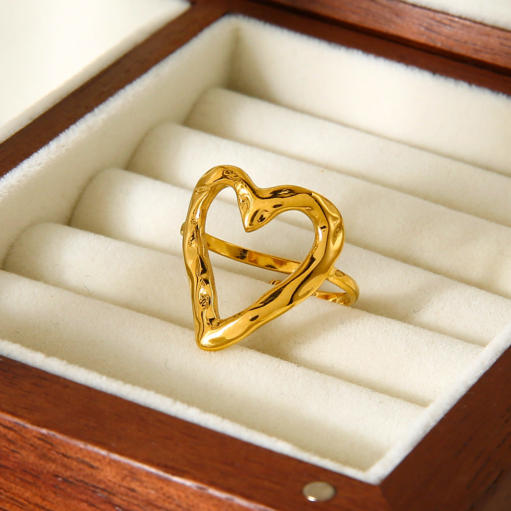 Eenvoudige hartvormige gouden damesring